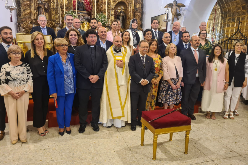 Foto de familia en el altar de Santa Mar&iacute;a de &Aacute;frica/ Rafa B&aacute;ez