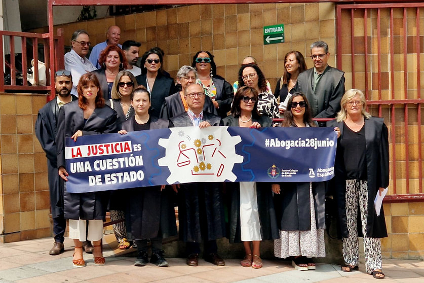 Concentración del Colegio de Abogados a las puertas del Palacio de Justicia / Laura Ortiz