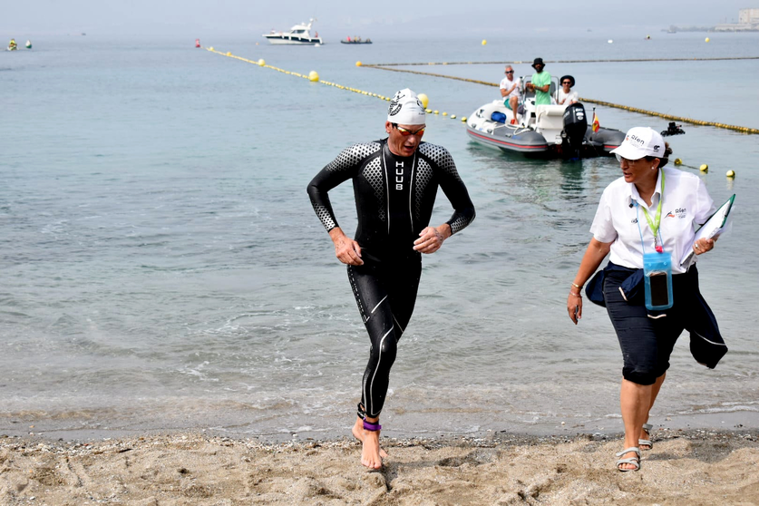 Hywel Davies, descalificado para la Copa de Espa&ntilde;a tras saltarse la &uacute;ltima boya, se ha llevado la Vuelta al Hacho en categor&iacute;a masculina