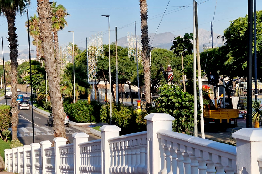 Comienza la instalaci&oacute;n del alumbrado ornamental de las Fiestas Patronales / Laura Ortiz