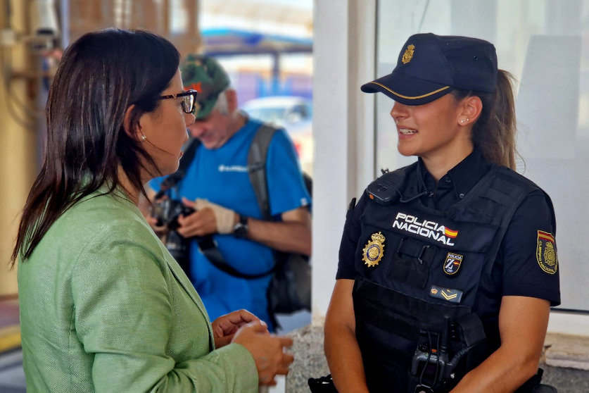 La secretaria de Interior del PP charla con una agente del CNP durante su visita a la frontera / Laura Ortiz