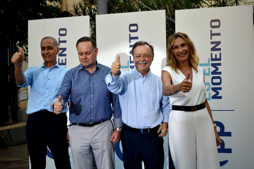 Los candidatos del PP junto al presidente del partido y de la Ciudad, Juan Vivas / Archivo