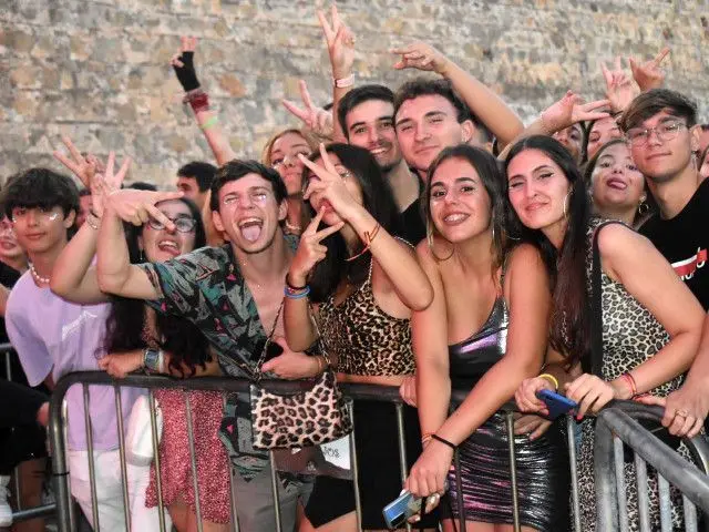 Un grupo de j&oacute;venes durante el concierto de Los 40 del pasado a&ntilde;o en nuestra ciudad / Archivo