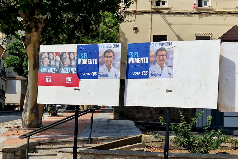 Carteles electorales en el campo exterior / Laura Ortiz