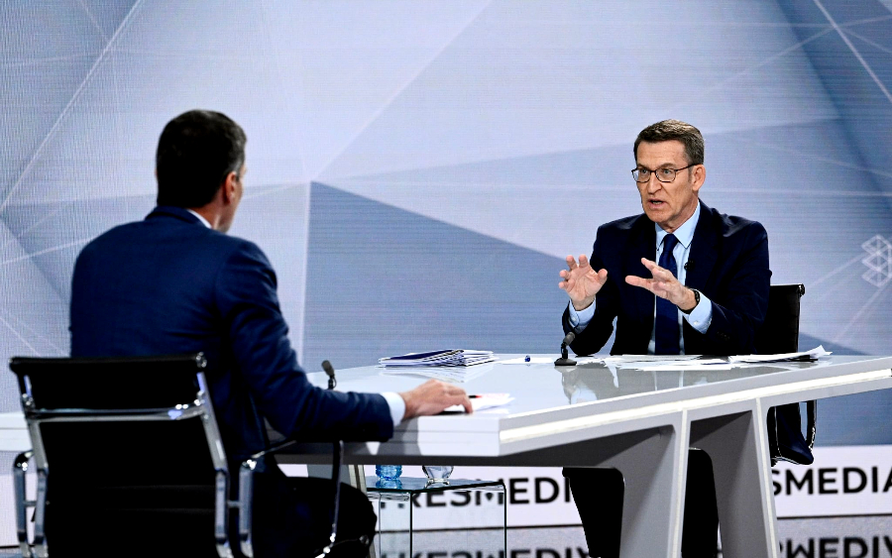 N&uacute;&ntilde;ez Feij&oacute;o frente a S&aacute;nchez en el cara a cara de este lunes / Foto: Atresmedia Comunicaci&oacute;n