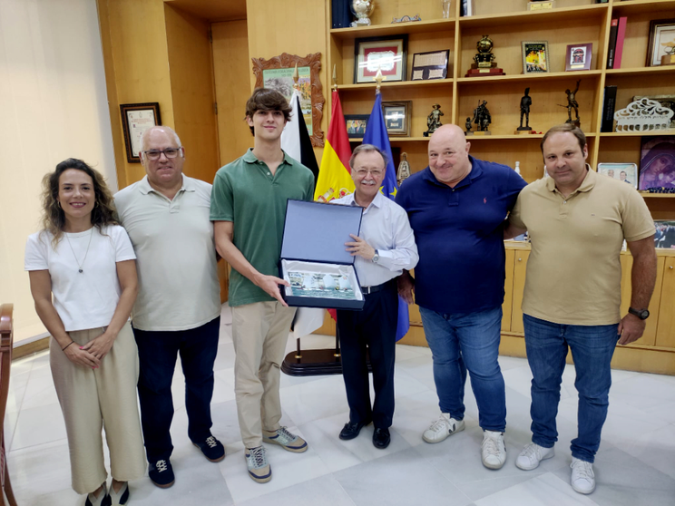 Vivas recibe al regatista caballa &Aacute;lvaro C&eacute;spedes