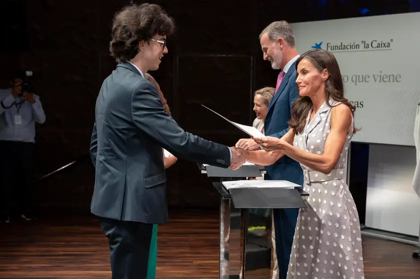 Jorge Catarecha Otero Saavedra recoge su beca de posgrado de Fundaci&oacute;n la Caixa de manos de la Reina