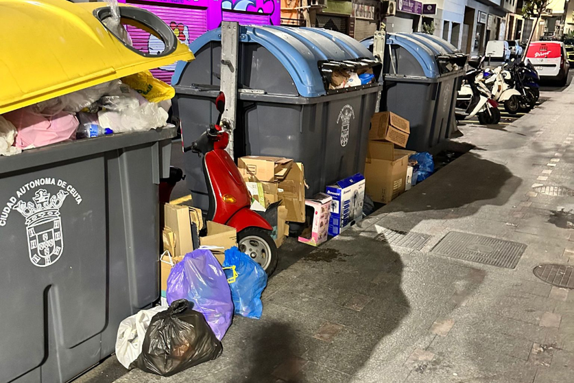 Contendores con basura depositada fuera de los mismos