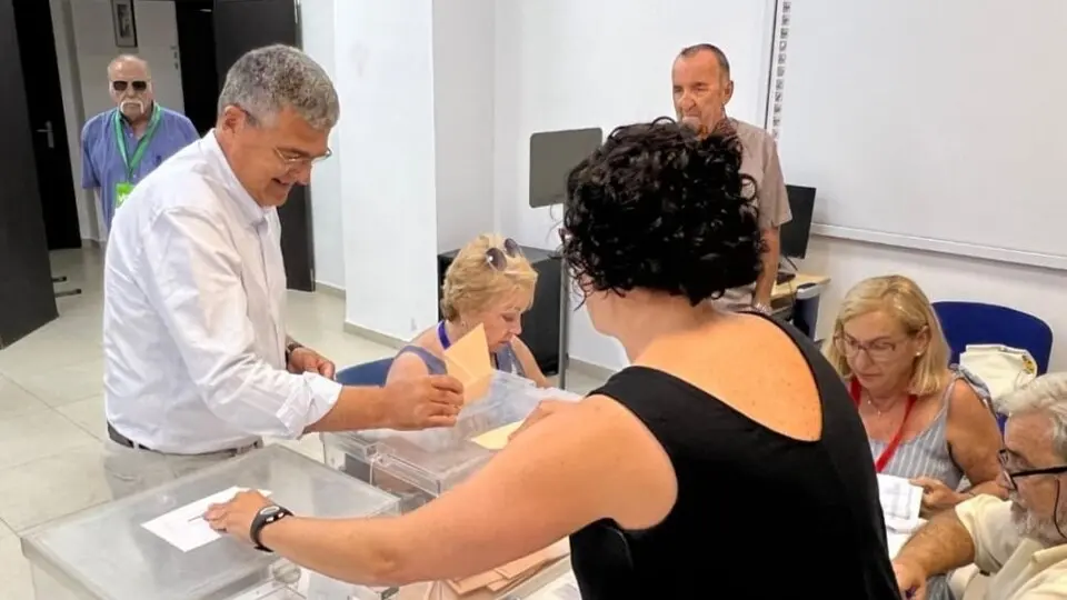  El delegado del Gobierno, ejerciendo su derecho a voto 