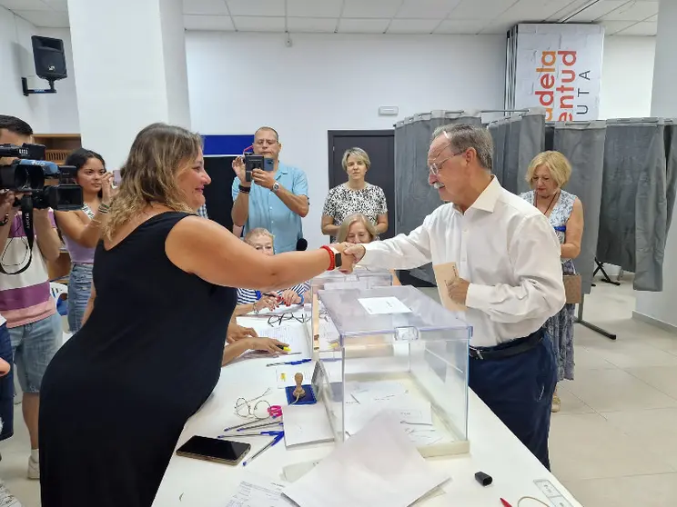 El presidente de la Ciudad, Juan Vivas, deposita su voto/ Foto: Rafa B&aacute;ez