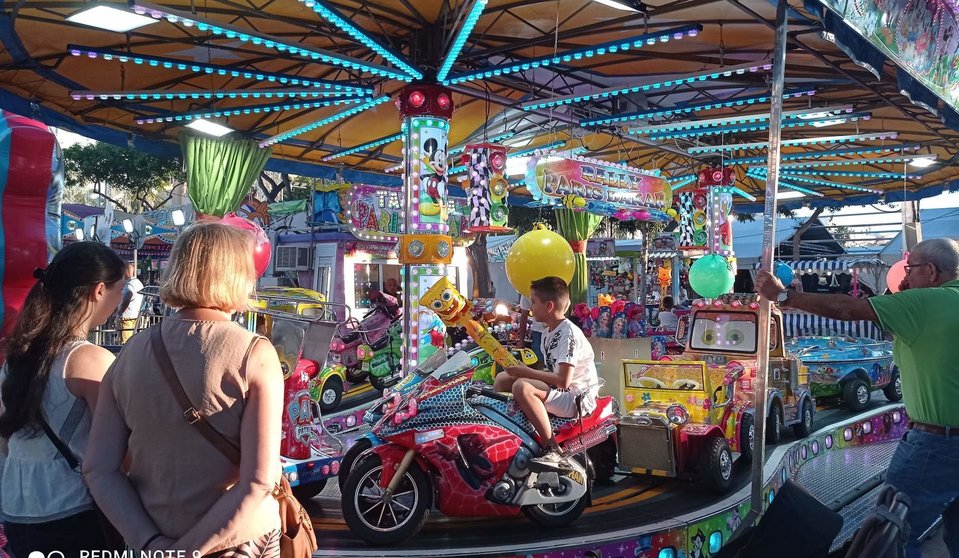  Niños y mayores disfrutando de la Feria este lunes (C.A.) 