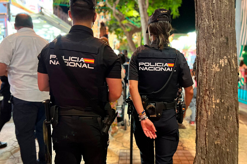 Agentes de la Policía Nacional en la Feria / Daniel Hernández