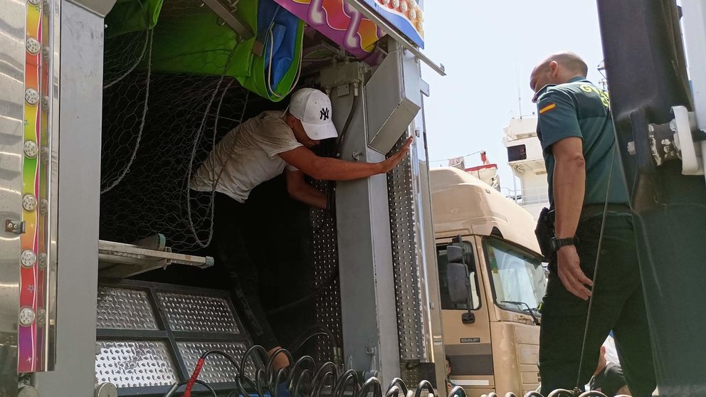  Uno de los migrantes detectados en uno de los camiones 