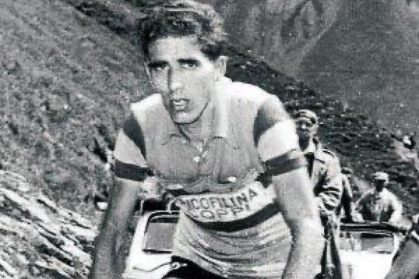 Federico Martín Bahamontes, muerto hoy a los 95 años de edad, durante una de sus míticas escaladas