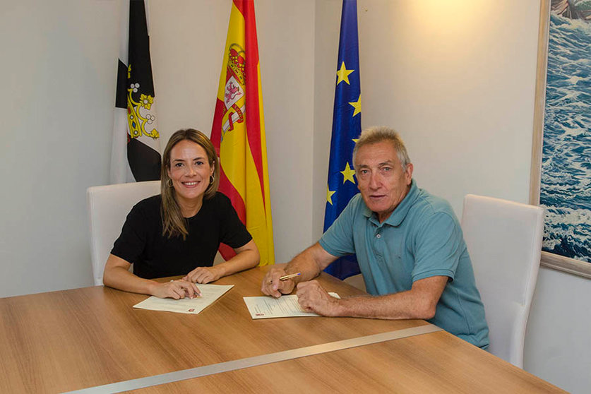 Firma del convenio con la Casa de Ceuta en Barcelona