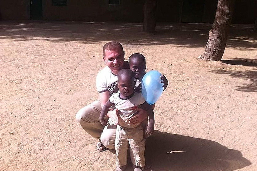 el doctor Yassin Bureddan durante su estancia en Chad