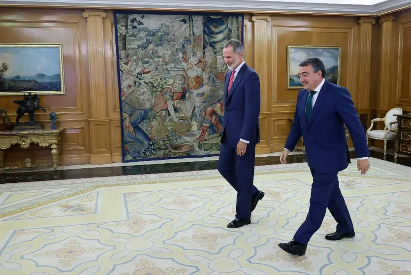 El Rey, con Aitor Esteban/ Foto: Casa Real