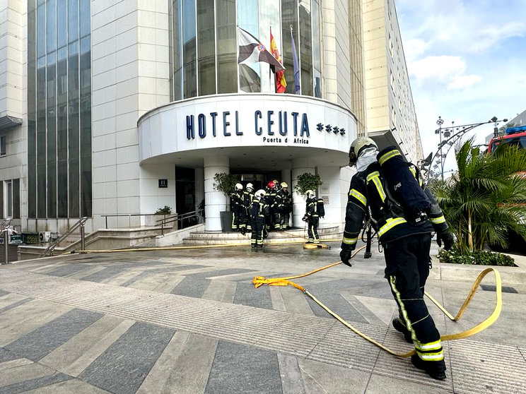 Incendio en el Hotel Puerta de África / Mohammed Ettouileb