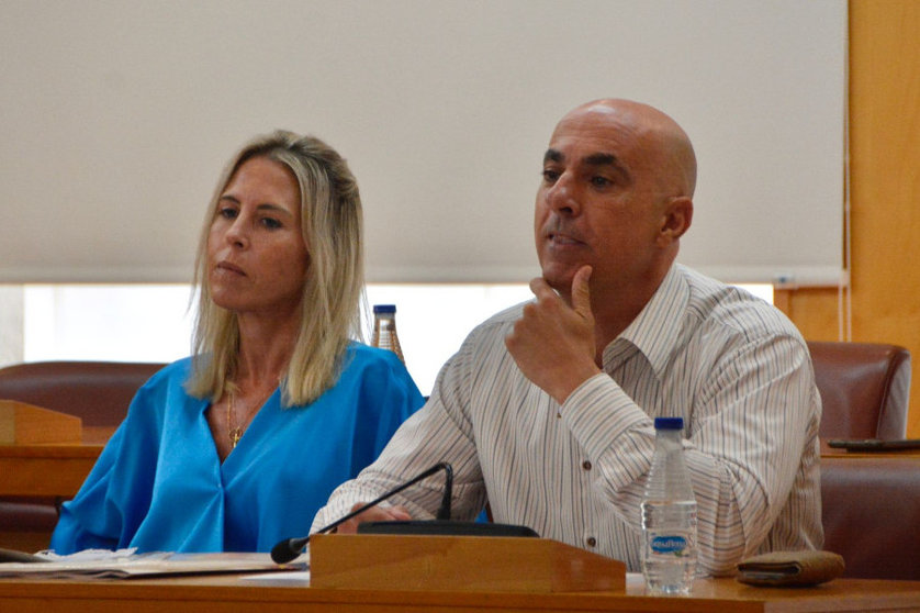 Teresa López y Francisco José Ruiz, diputados de VOX, durante el último Pleno/ Archivo