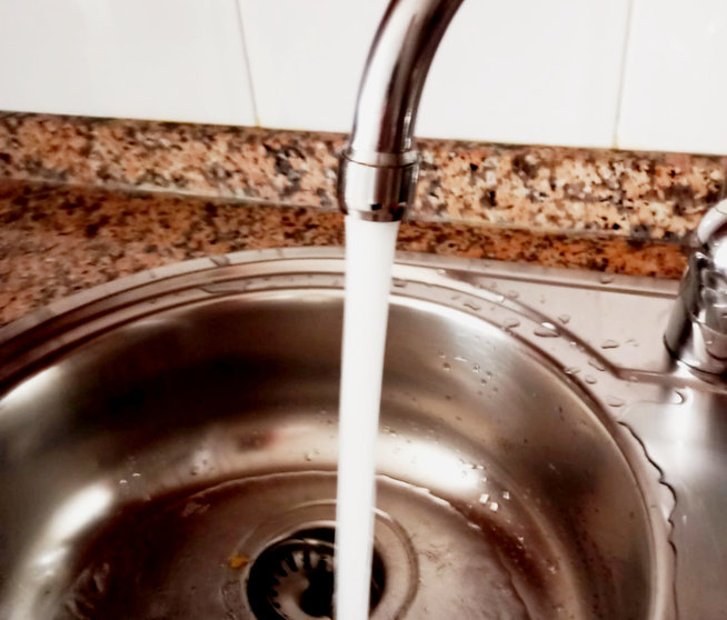 El suministro de agua vuelve, paulatinamente, a todos los hogares/ Juanjo Coronado