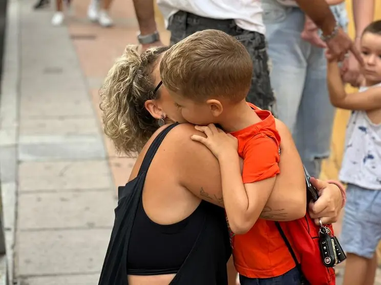 Una madre y su hijo se despiden en el 'Ortega y Gasset' antes del inicio de las clases / Dani Hern&aacute;ndez