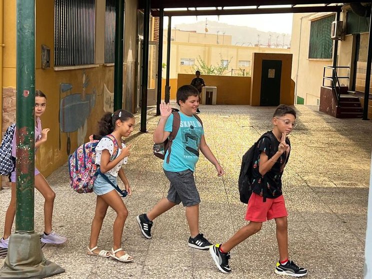 Un grupo de escolares saluda antes de regresar a las aulas/ Dani Hernández