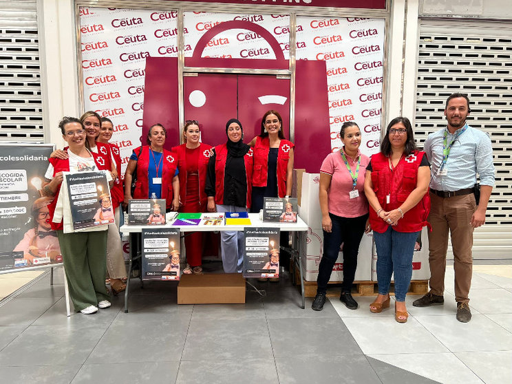 Personal de Cruz Roja y Carrefour, juntos en el stand/ Dani Hernández
