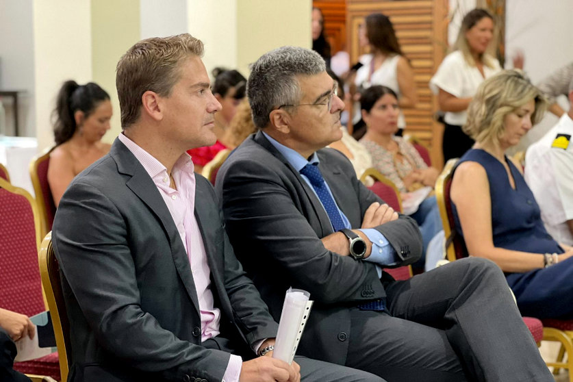 El presidente de la Cámara de Comercio y el delegado del Gobierno durante las jornadas de este miércoles / Daniel Hernández
