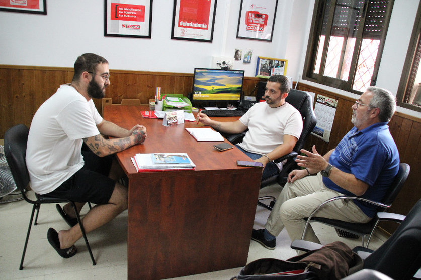 Los representantes sindicales, reunidos con el de la empresa El Cornetín/ Cedida