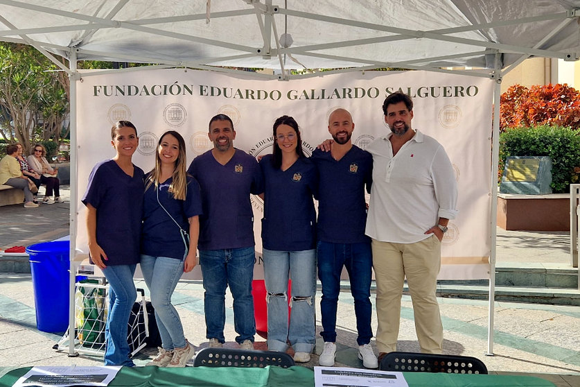 El personal de la Fundación Gallardo, este jueves en su stand de la plaza de los Reyes / Laura Ortiz