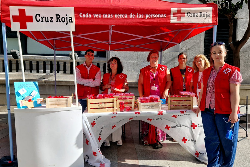 El personal de Cruz Roja, en el stand ubicado en el paseo del Revellín / Laura Ortiz
