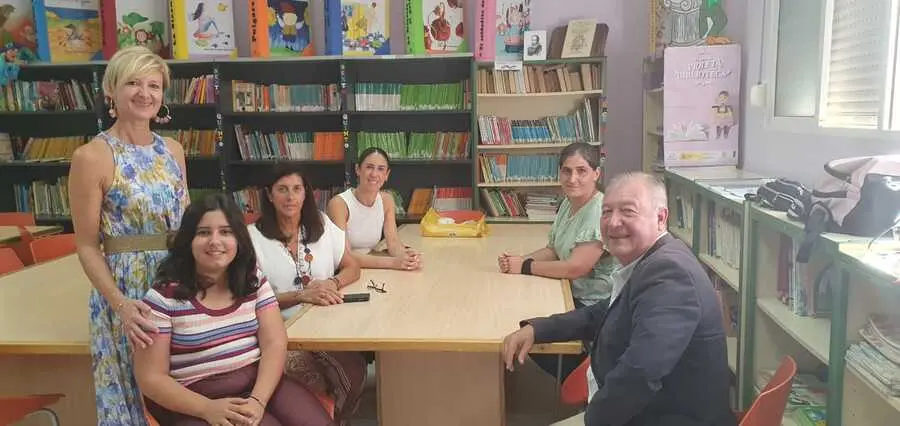 La alumna, junto al equipo directivo del centro y el presidente de Banco de Alimentos, Pedro Mariscal/ Cedida