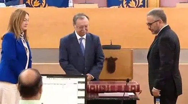  Mohamed Mohamed Ali Duas, prometiendo su cargo como diputado de la Asamblea de Ceuta 