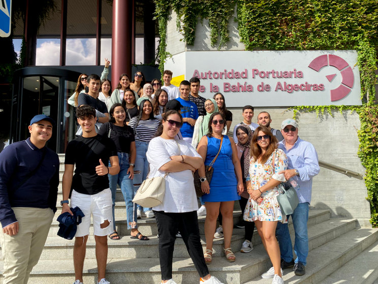 Los alumnos de Comercio y marketing visitan el Puerto de Algeciras  (2)