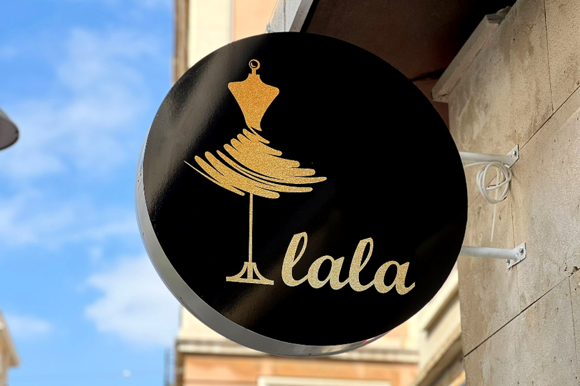 La banderola de Lala ya ha sustituido a la de Starbucks / Daniel Hern&aacute;ndez