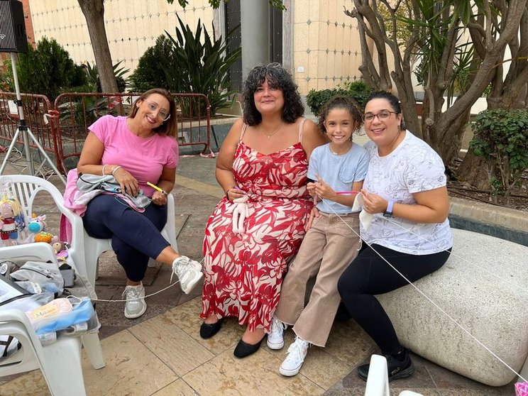 Un grupo de mujeres y una niña en la Plaza de los Reyes/ Dani Hernández