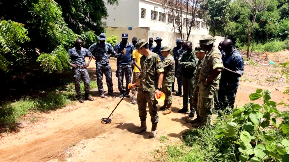 Un equipo especialista en desactivar explosivos del RING-7 regresa de Senegal 