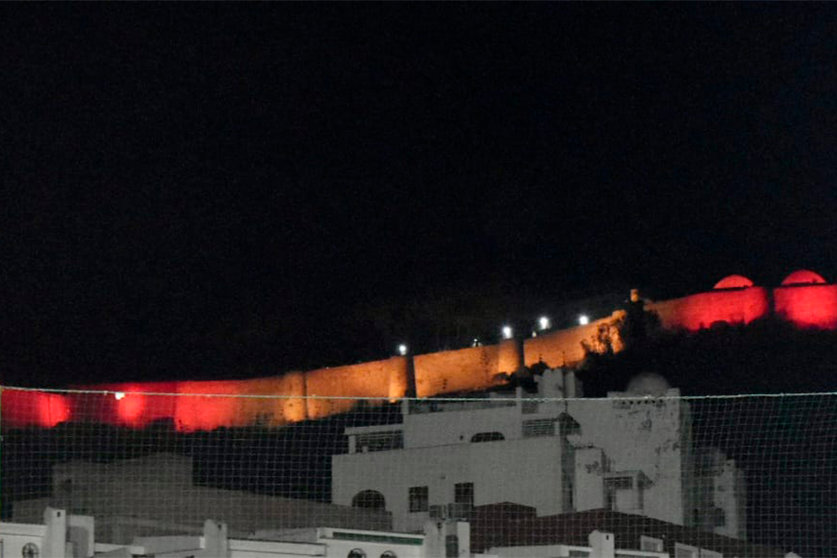 Los colores de la bandera nacional iluminan la fortaleza del Hacho / Rafa Báez
