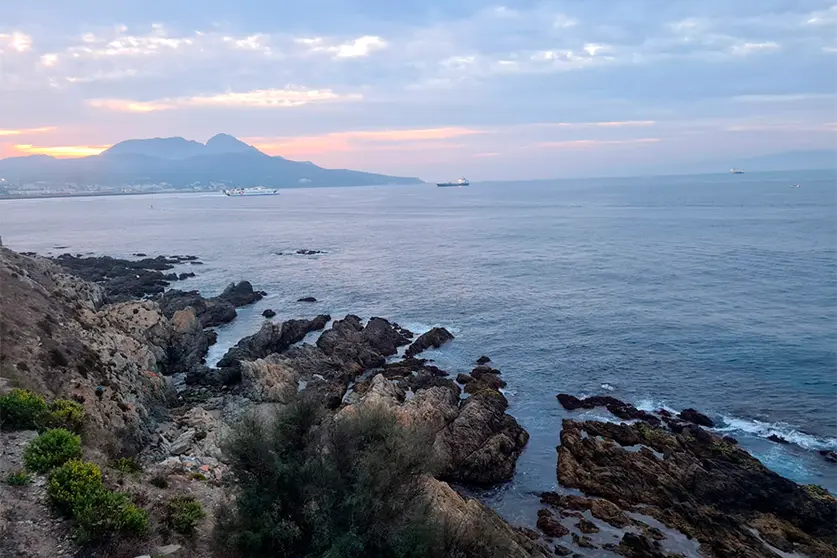 Nubes en la costa / Rafa B&aacute;ez