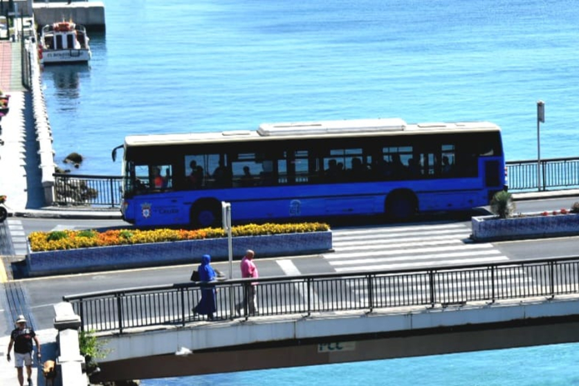 Autobus transitando por la avenida Juan Pablo II / Archivo