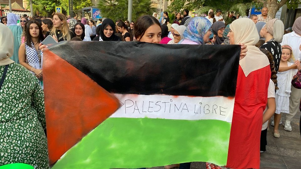  Una manifestante porta una bandera con el lema Palestina Libre. 