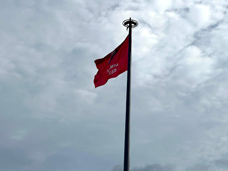 La bandera de ACMUMA ondea en el Puerto de Ceuta
