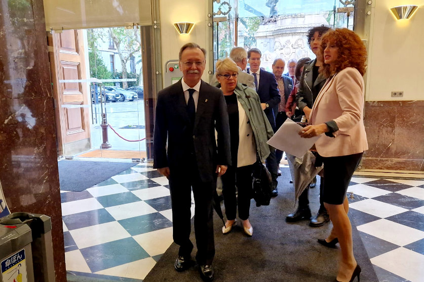 El presidente de la Ciudad, Juan Vivas, a su llegada al Senado / Laura Ortiz