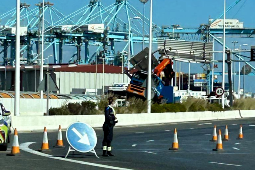 Un camión se lleva por delante la señalización del Puerto de Algeciras