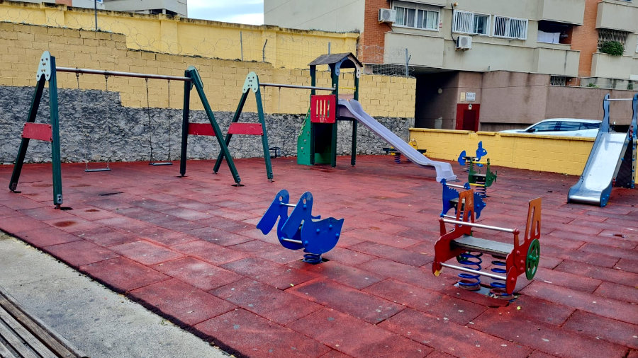 Estado del parque infantil de la barriada de Parques de Ceuta / Cedida