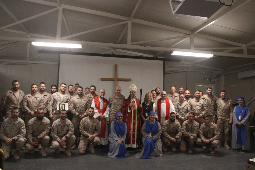 Los confirmandos, junto al nuncio en Iraq, las monjas y la representante de la Embajada de España/ Foto: Arzobispado Castrense