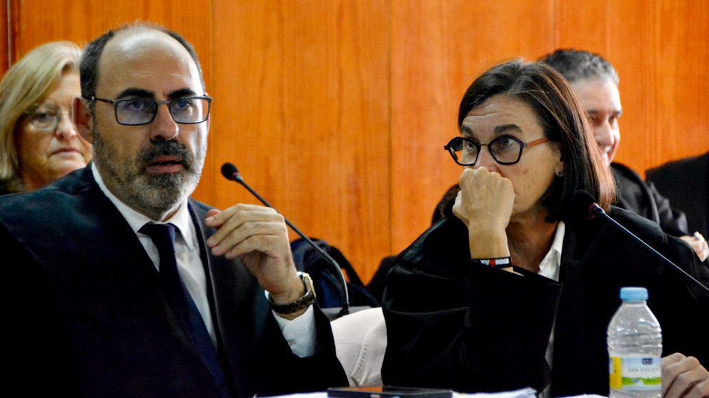 Javier Izquierdo, uno de los letrados protagonistas de la tarde, junto a su defendida, Susana Román / Alejandro Castillo