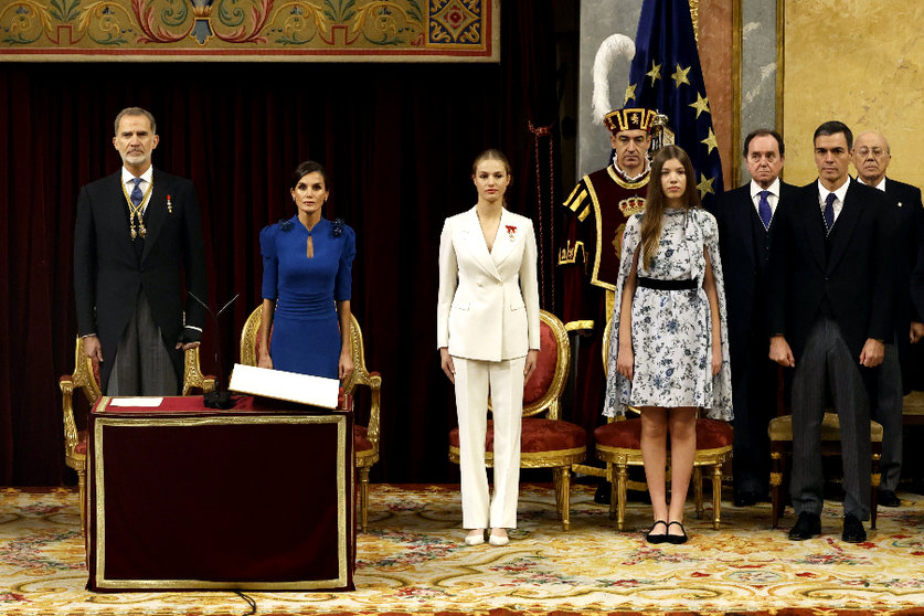 La Familia Real instantes antes de la jura de la Constitución por parte de la Princesa de Asturias / Casa Real