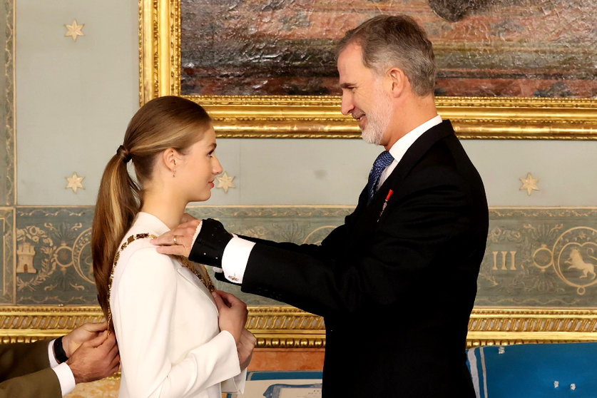 El Rey impone el Collar de la Real Orden de Carlos III a la Princesa de Asturias / Casa Real