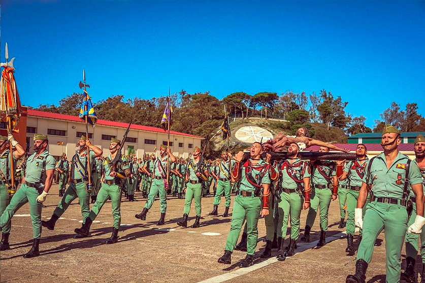 Formación de los legionarios en el patio de armas del acuartelamiento García Aldave